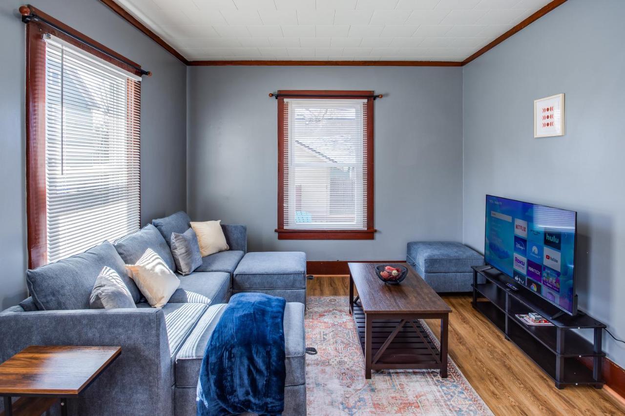 Spacious Home With In-Unit Laundry, Parking, 1Gb Wifi, & Patio Deck Rochester Exterior photo